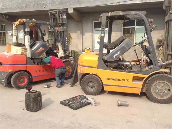 叉車維修：發動機檢修中